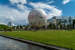 Balloon;-Canal;-Captive-balloon;-Chain-link-fence;-Clouds;-Dome;-Fifteenth-arrondissement;-France;-Generali;-Glass-building;-Helium;-Kaleidos;-Kaleidos-images;-La-parole-à-limage;-Mooring-cable;-Paris;-Sky;-Stories-Pictures;-Tarek-Charara